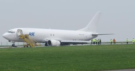 A lábavesztett Boeing: a hajtómű sugárfékjének zsaluja zárva van<br>(fotók: Roger Nook/BBC)