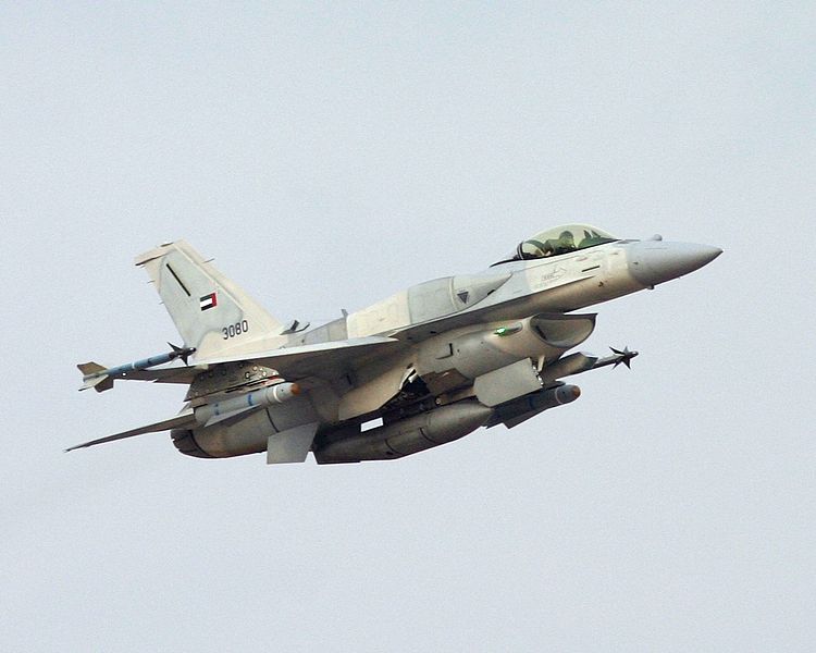 Az Emirátusok F-16-osa, ugyancsak illeszkedő póttartállyal