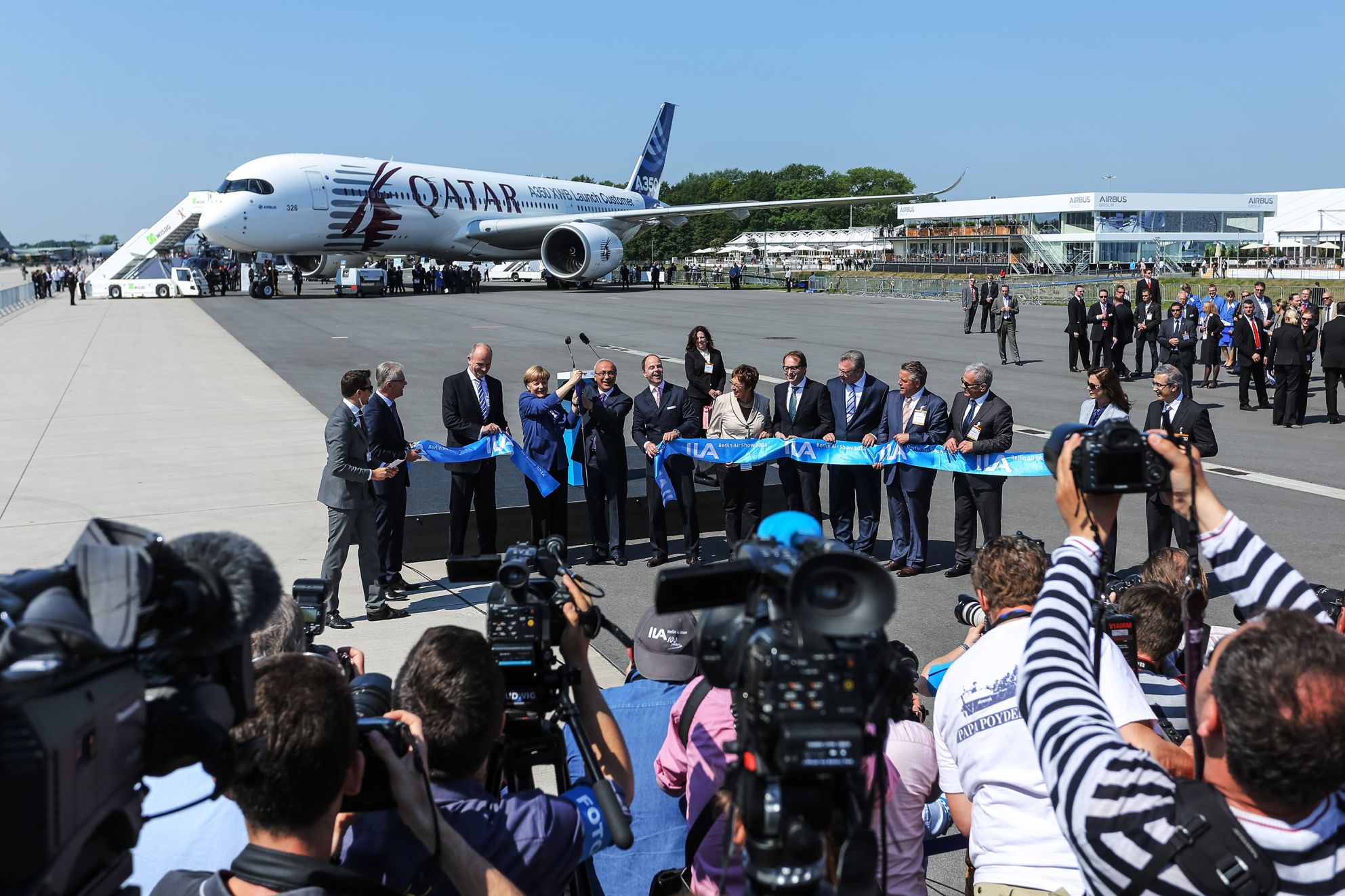 ILA-megnyitó Merkellel, háttérben az új Airbus, a 350-es egyik tesztpéldánya