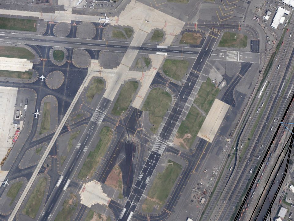 A Newark érintett részlete a Google Earth műholdfotóján: kelet felől közelítette a 29-es pályát a Boeing, észak felé a jobb 4/22-es pályán szállt fel az Embraer