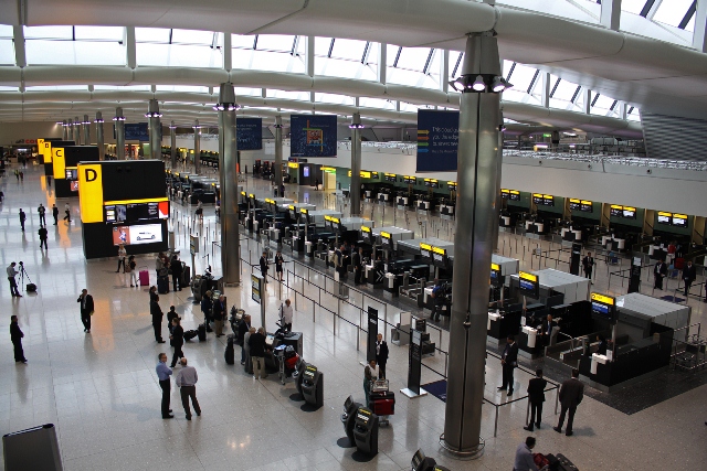 Az első utasok nyitás után a United járatain repülnek<br>(fotók: Flightglobal, Heathrow Airport)
