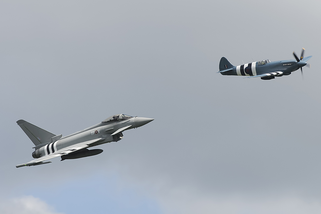 Évfordulós repülőshow Duxfordban: Spitfire és Eurofighter a partraszállók jelzésével a gépeken <br>(fotó: The Aviationist)