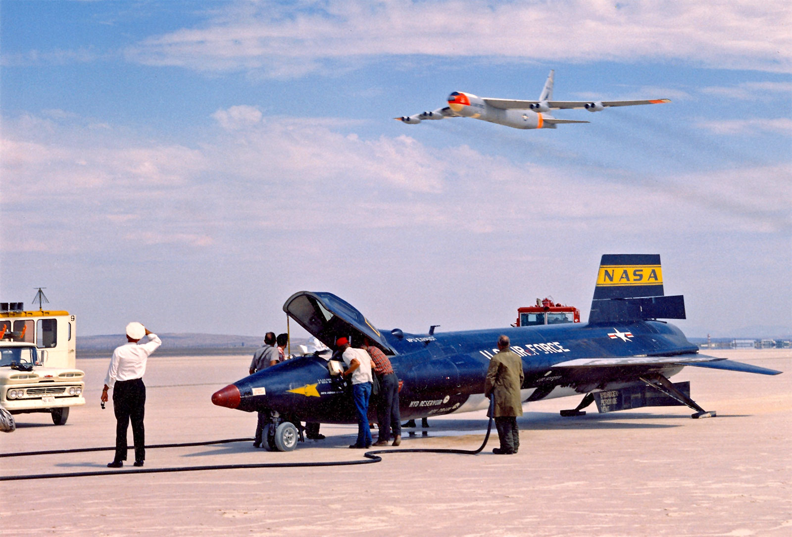 Jellegzetes pillanat: az X-15-ös skeresen leszállt, az anyagép áthúz fölötte