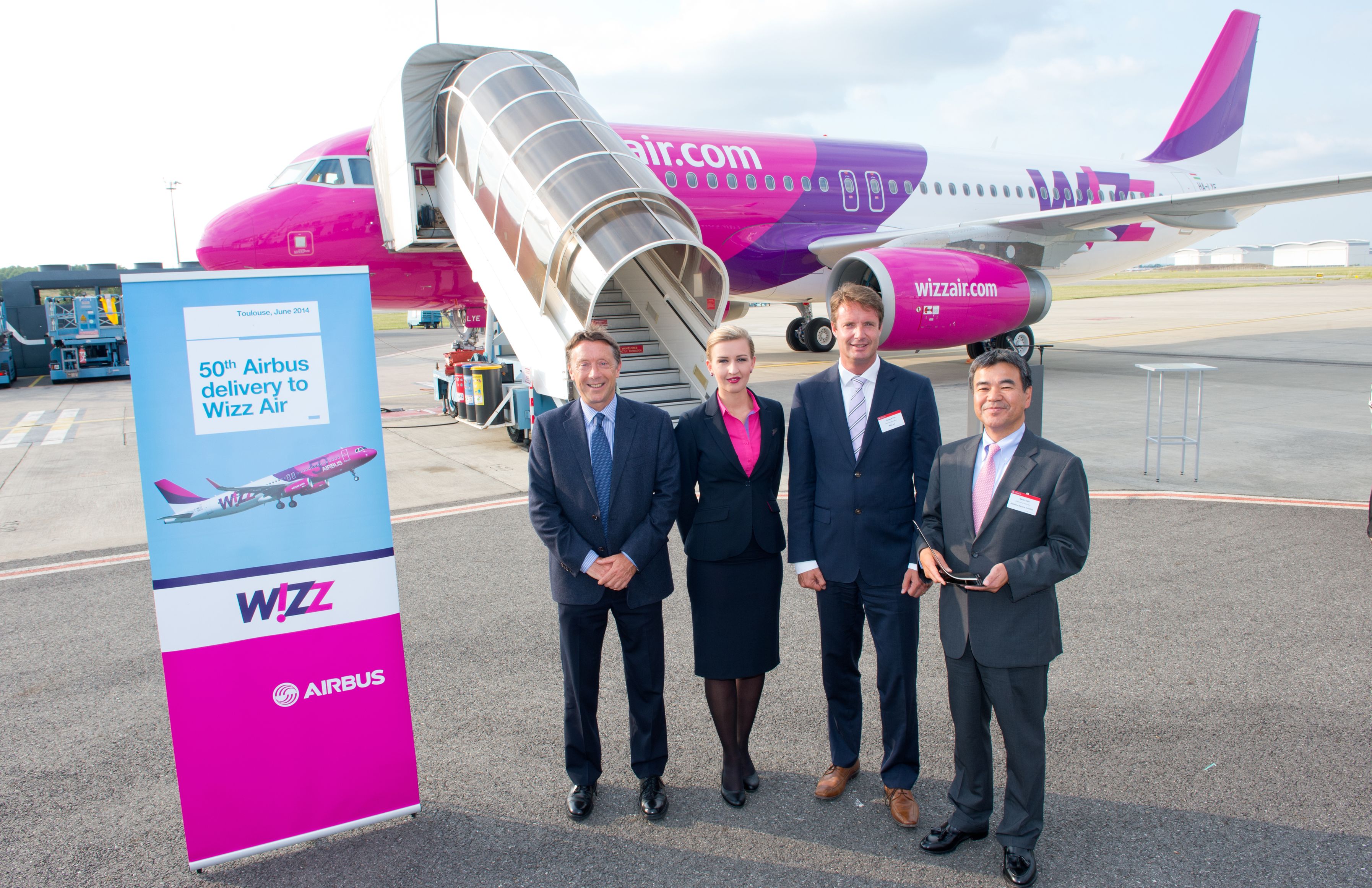 3.	Ünnepélyes átvétel: Christopher Buckley (értékesítésért felelős ügyvezető alelnök, Airbus); Karolina Heisinger (légiutas-kísérő, Wizz Air); Diederik Pen (üzemeltetési igazgató, Wizz Air); Naoki Sato (elnök, Jackson Square Aviation)