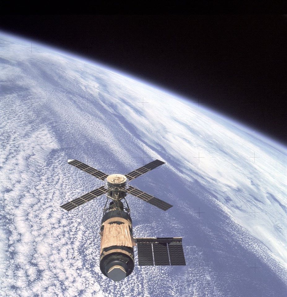 A Skylab, rajta az űrhajósok által utólag felszerelt ponyvaszerű pótlás és jobboldalt a kiszabadított napelemtábla