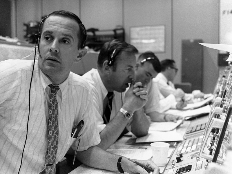 Leszállás közben, nagyfeszültség Houstonban: a CapCom Charles Duke, mögötte az Apolló-13 majdani parancsnoka, Jim Lovell, és egyik űrhajósa, Fred Haise