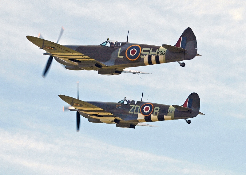 Két Spitfire az inváziós csíkokkal – klikkeljen a képre, és nézze meg a szerző galériáját!