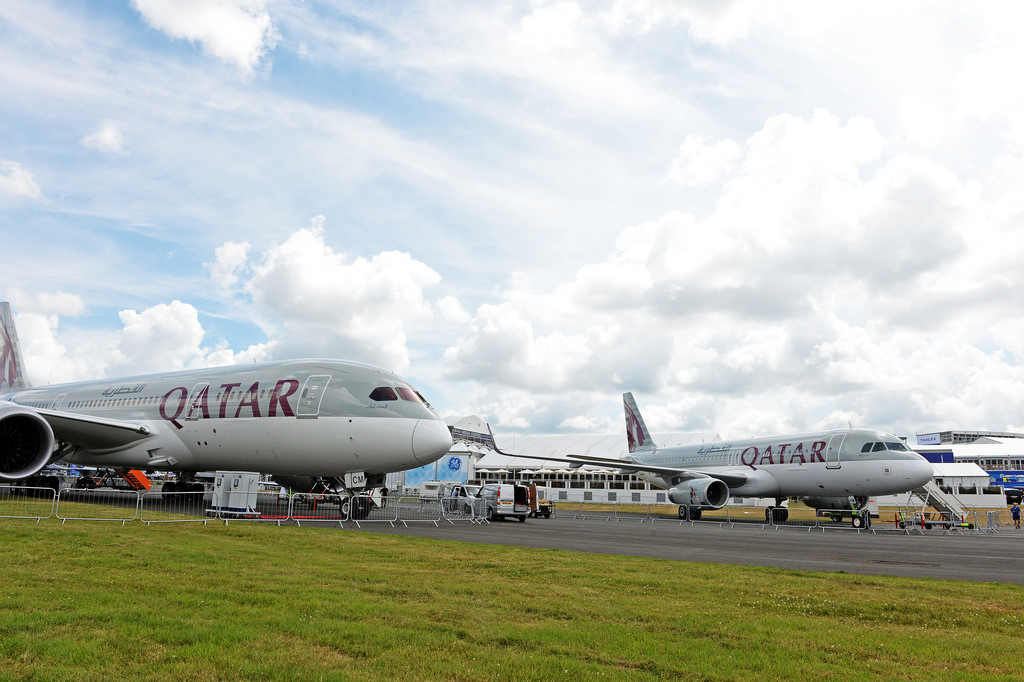 A Qatar-színek bőven jelentek meg Farnborough-ban... Balra a 787-8-as, jobbra a 320-as<br>(fotók: Flightglobal)