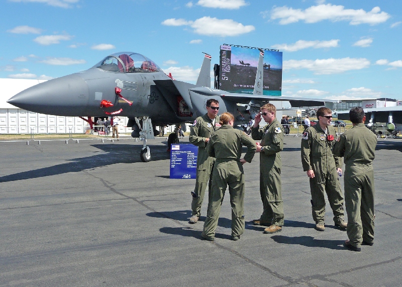 Amerikaiak egymás között, háttérben egy F-15 Sas