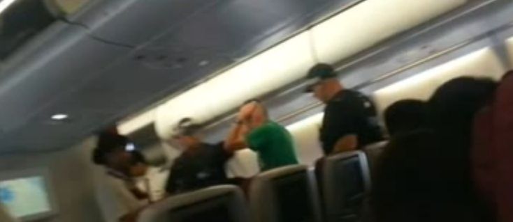 Az utasok egyikét leszállás után még a gépen őrizetbe vették