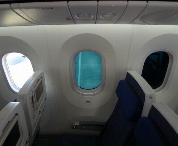 A Dreamliner nagy ablakai, elektronikus sötétítővel