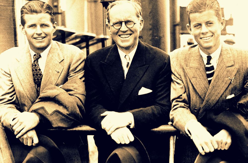 A Kennedy-klán feje, Joseph Sr., és két legnagyobb fia: Joe lett volna az elnök...