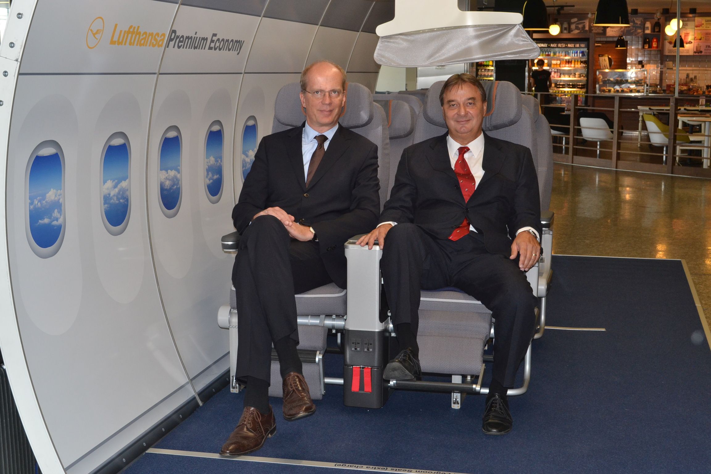 Az európai kommunikációs igazgató és a budapesti Lufthansa-főnök: naná, hogy nekik is tetszik az új ülés