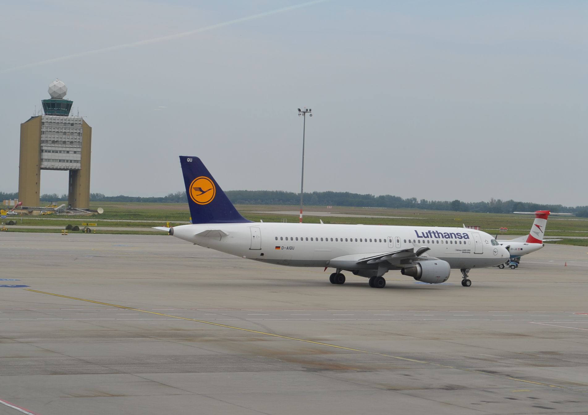 A bemutató és a sztrájk idején is van forgalom: előtérben a Lufthansa, mögötte a csoporthoz tartozó Austrian gépe