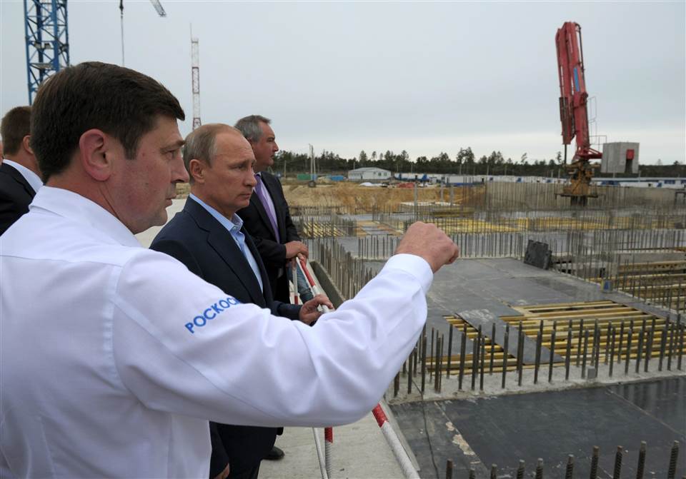 A Roszkozmosz főnöke és az elnök az építkezésen<br>(fotó: Ria Novosztyi)
