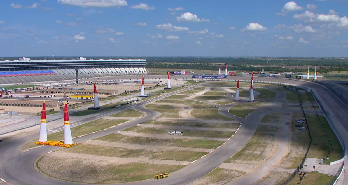 Különleges versenyhelyszín, baloldalt a felszállópálya a NASCAR-katlanban<br>(fotók: Red bull Air Race)