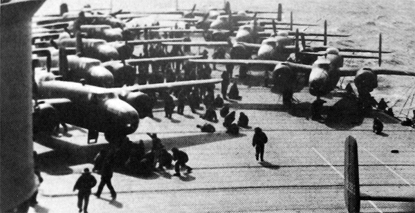 1942: a világ egyik valaha volt legőrültebb bevetésére sorakoznak Doolittle B-25-ösei a Horneten