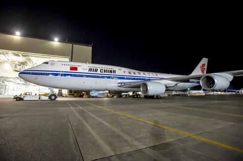 Az Air China első 8-as Jumbója, amikor kigördült a festőhangárból...