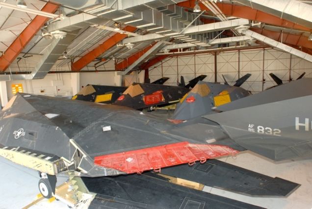F-117-esek pihenőben: végülis csak a szárnyakat szerelték le...<br>(fotó: Foxtrott Alpha)