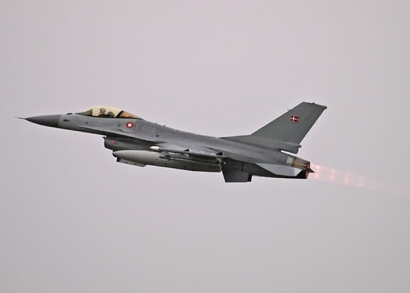 Felszállás közben a Viking F-16AM egyik vadászbombázója