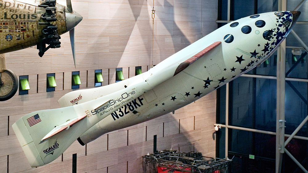 A SpaceShipOne Lindbergh gépe mellett a múzeumban