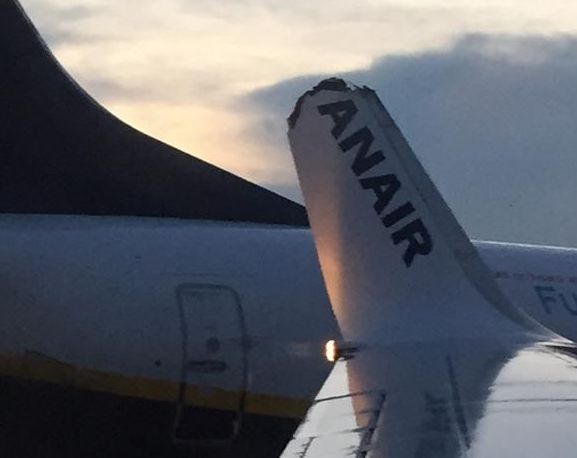 Utasok Twitteren megjelent képei: az egyik gép hiányos wingletje...