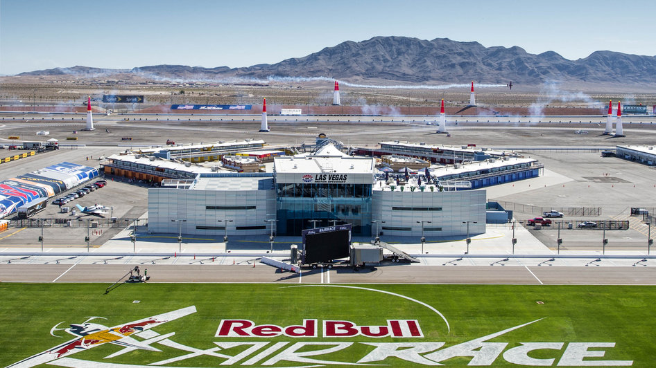 A helyszín, ezalkalommal is egy hatalmas autóversenypálya<br>(fotók: Red Bull Air Race)