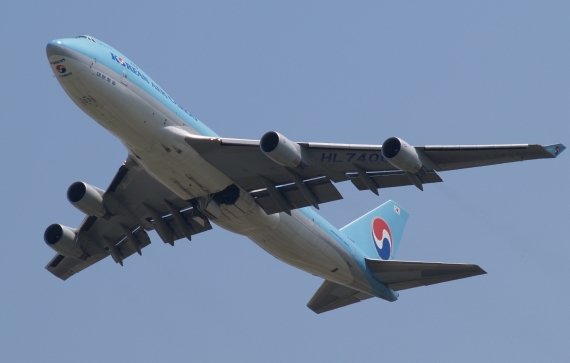A Korean egy hasonló 747-ese kiengedett fékszárnyakkal
