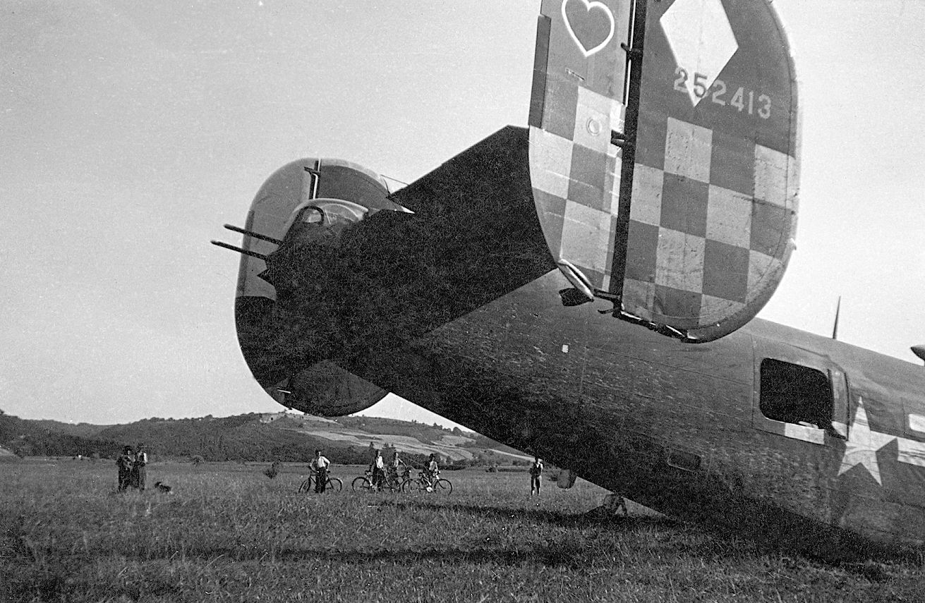 Kényszerleszállt B-24-es Magyarországon<br>(fotó: Fortepan.hu) Klikkeljen a képre, és nézze meg a kiállításon készült galériát!