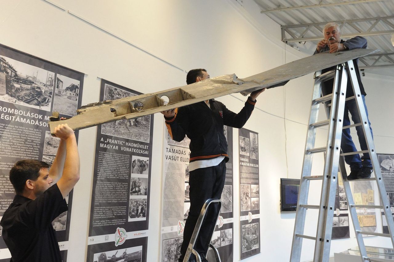 Készül a kiállítás: egy angolszász gép szárnylemezét rögzítik <br>(fotók: MTI/Kelemen Zoltán Gergely)
