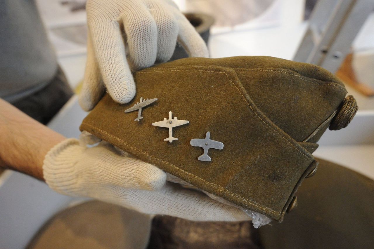 Második világháborús magyar légvédelmi tüzér sapkája a lelőtt gépekért járó kitüntetésekkel