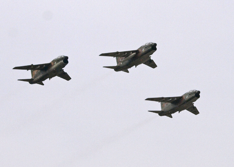 Az ünnepi kötelék, három TA-7 a levegőben