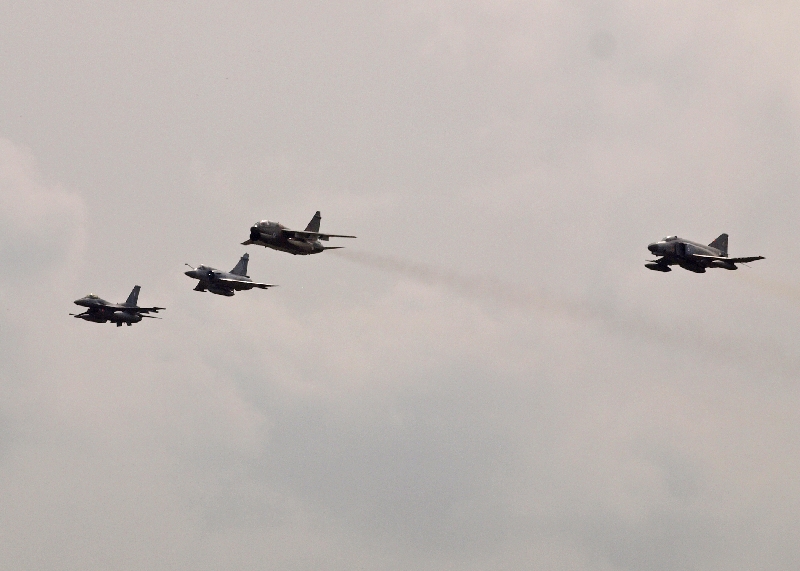 Díszelgő kötelék, az üzemeltetett harci típusokkal, balról jobbra: F-16, Mirage-2005, A-7, F-4