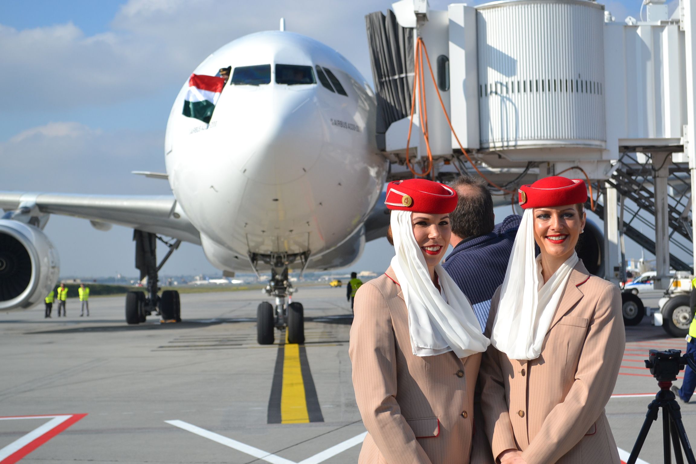 Csinos Emirates-sztyuvik pózolnak az orrnál