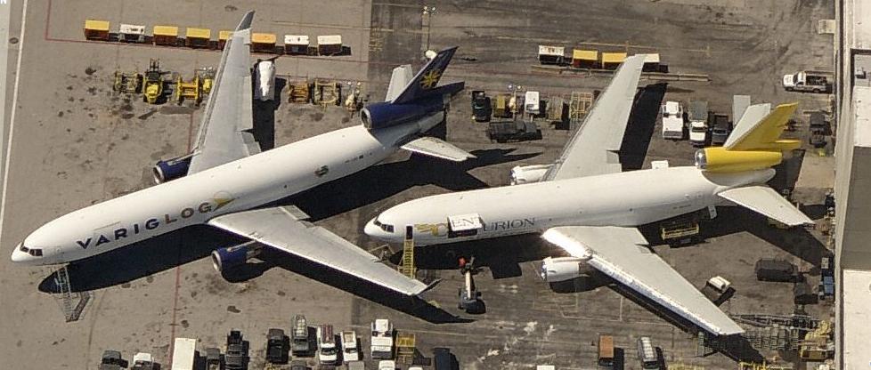 Érdekes fotó: jobbra a DC-10-es, balra az MD-11-es<br>(fotó: wikimedia)