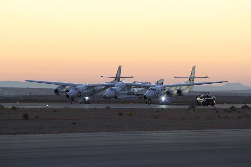 A SpaceShipTwo a WhiteKnight hordozógép szárnya alá függesztve