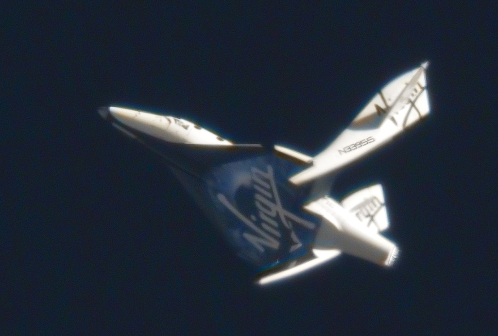 A SpaceShipTwo egy korábbi repülésen, nagy magasságban, aktivizált feathering-rendszerrel
