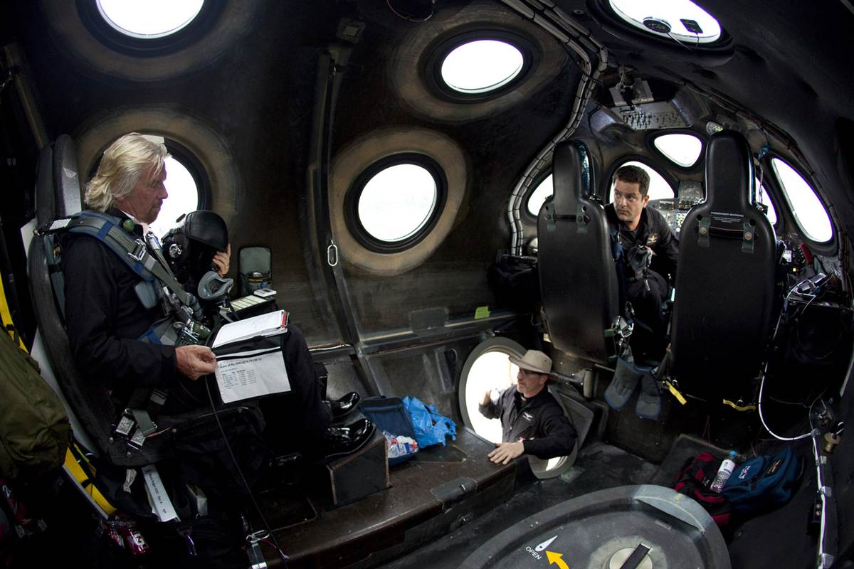 Branson és a pilóták egyike egy korábbi felvételen a SpaceShipTwo kabinjában