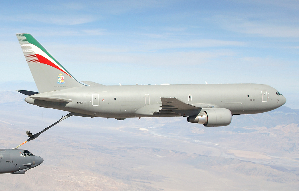 Előfutár: az olasz légierő KC-767-ese tölt egy B-52-est