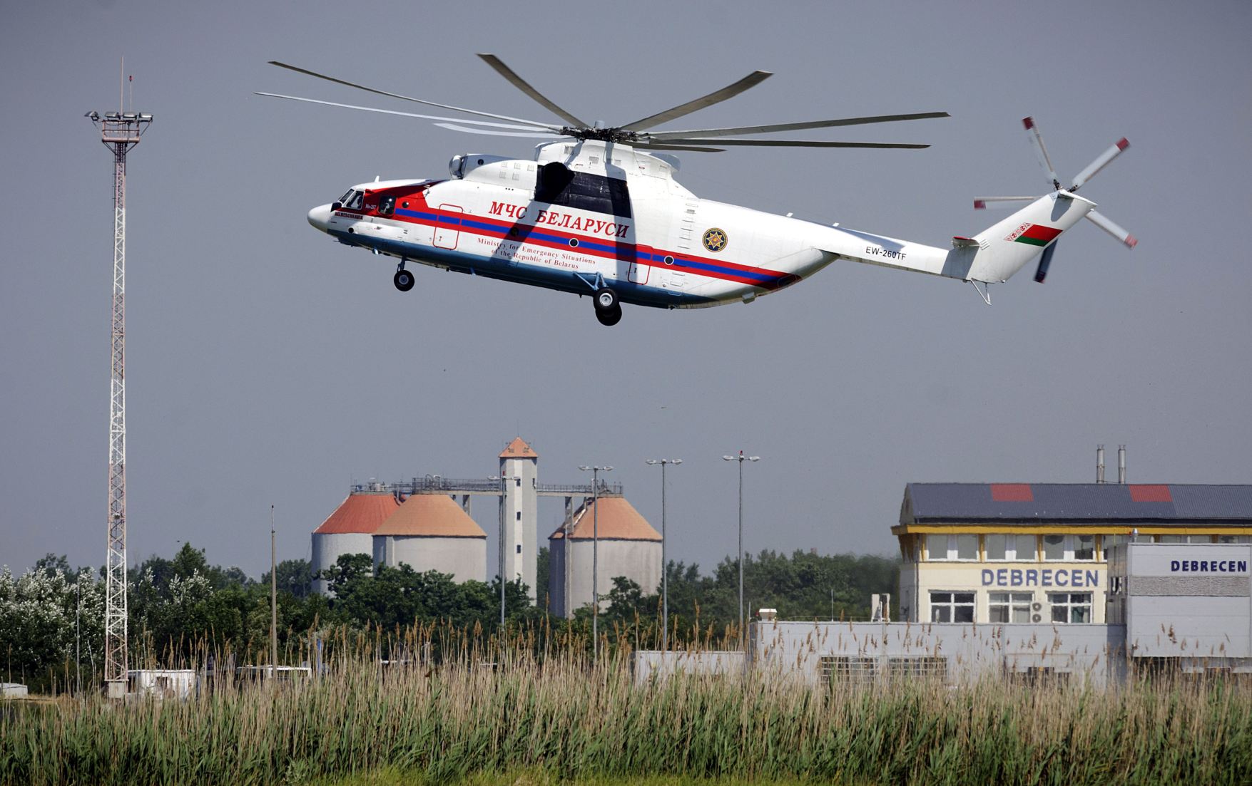 A forgatásra érkező fehérorosz Mi-26-os <br>(fotó: MTI)
