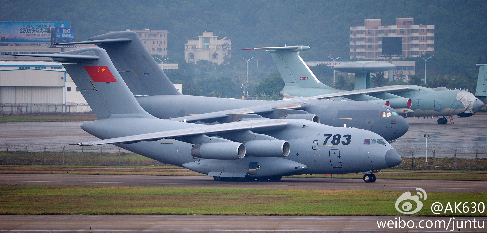A The Aviationist közölte az érdekes képet: az Y-20-as, a C-17-es és háttérben az Il-76-os bázisú légtérellenőrző