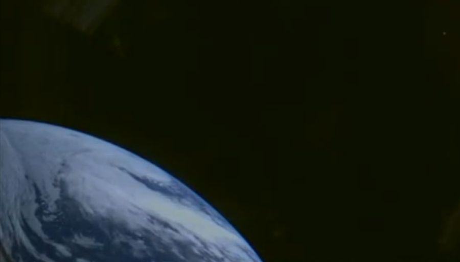Így látta az űrhajó kamerája a repülés legmagasabb pontján, 5800 kilométerről a Földet