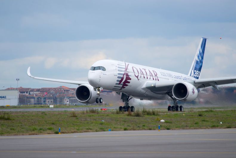 Hogy mennyire fontos a kibocsátó légitársaság, azt jelezte, hogy a tesztgépek egyike is Qatar-színekben repült