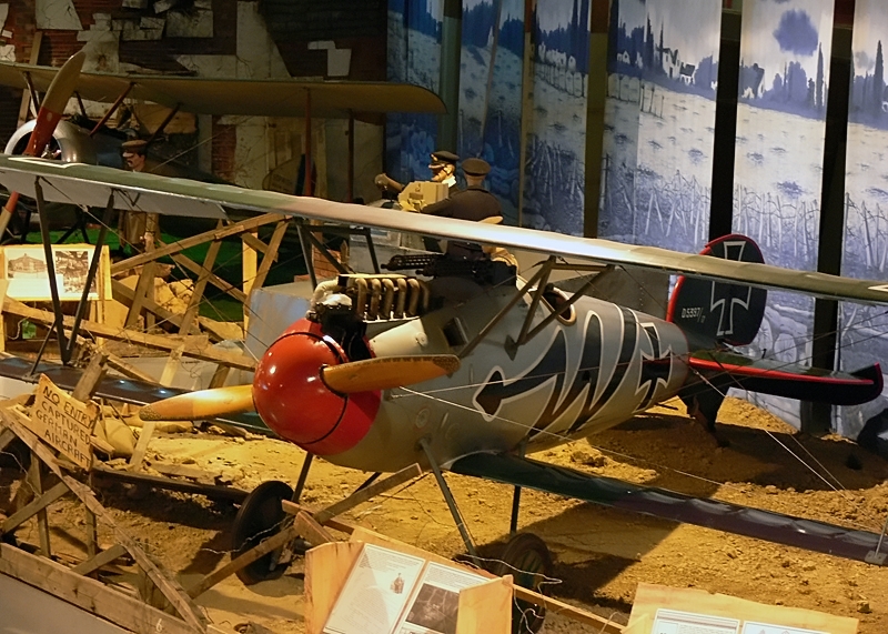 Az első világháborúra emlékezve: elöl egy német Albatros, hátul brit Sopwith