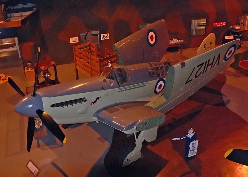 Fairey Firefly támadógép behúzott szárnyakkal