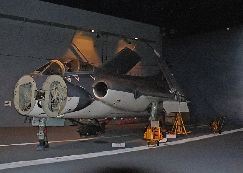 Egy Bucaneer (Kalóz) támadógép a virtuális hordozófedélzeten, alaposan összehajtogatva. A RAF színeiben még az Öböl-háborúban is bevetették