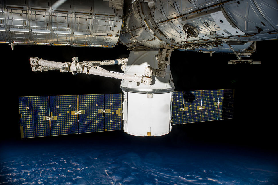 Az űrhajó egy korábbi repülése: a Dragon az ISS egyik zsilipkamrájánál
