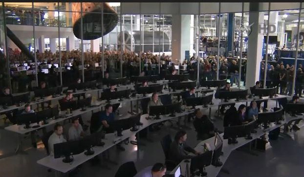SpaceX-irányítóterem, háttérben egy korábban visszatért Dragon