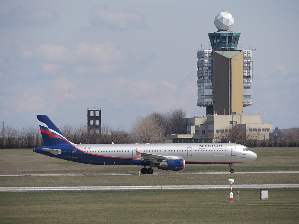 Az Aeroflot Airbus A321-es repülőgépe budapesti leszállás után, háttérben az irányítótorony<br>A képre kattintva megnyílik a galéria!