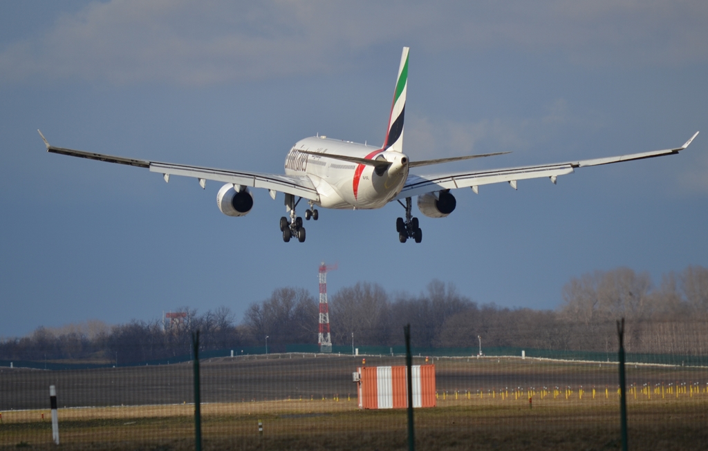 Az Emirates A6-EAE lajstromjelű, Airbus A330-243-as típusú repülőgépe földet érés előtti pillanatokban